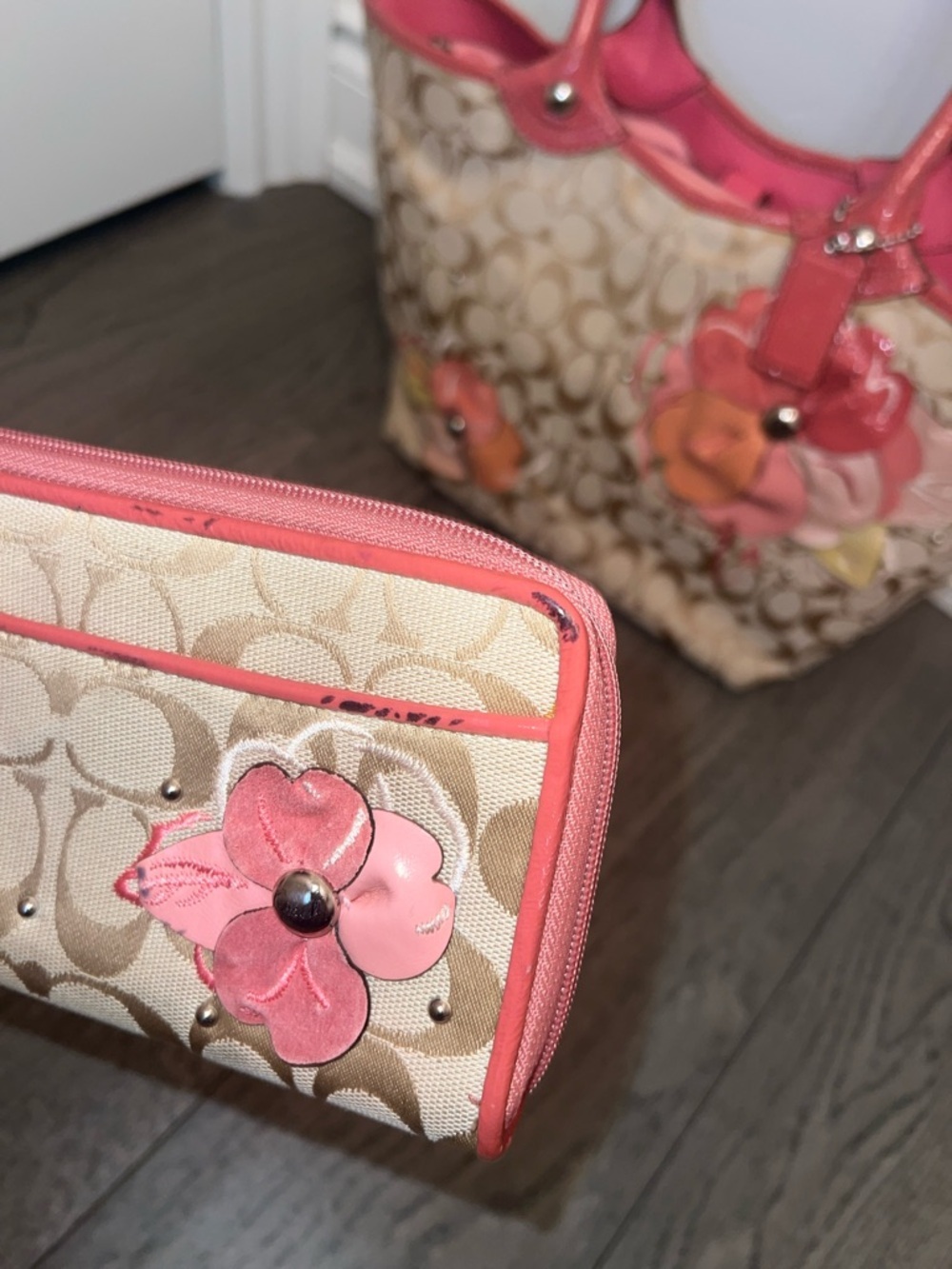 🌺 Coach Bleecker Signature Floral Appliqué Tote - Picture 4 of 16